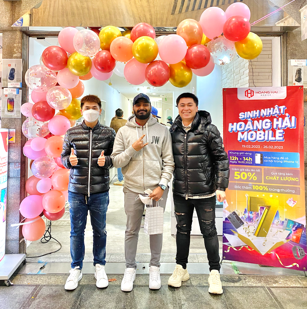 Khách hàng đội mưa đến sự kiện sinh nhật Hoàng Hải 7 tuổi tại CN Namba Osaka