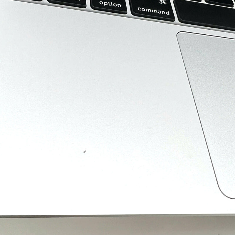 Macbook Air 2020 13.3in Bạc Intel Core i5/ RAM 16GB/ SSD 256GB 98% sạc 124 lần BPTA (sứt vỏ)