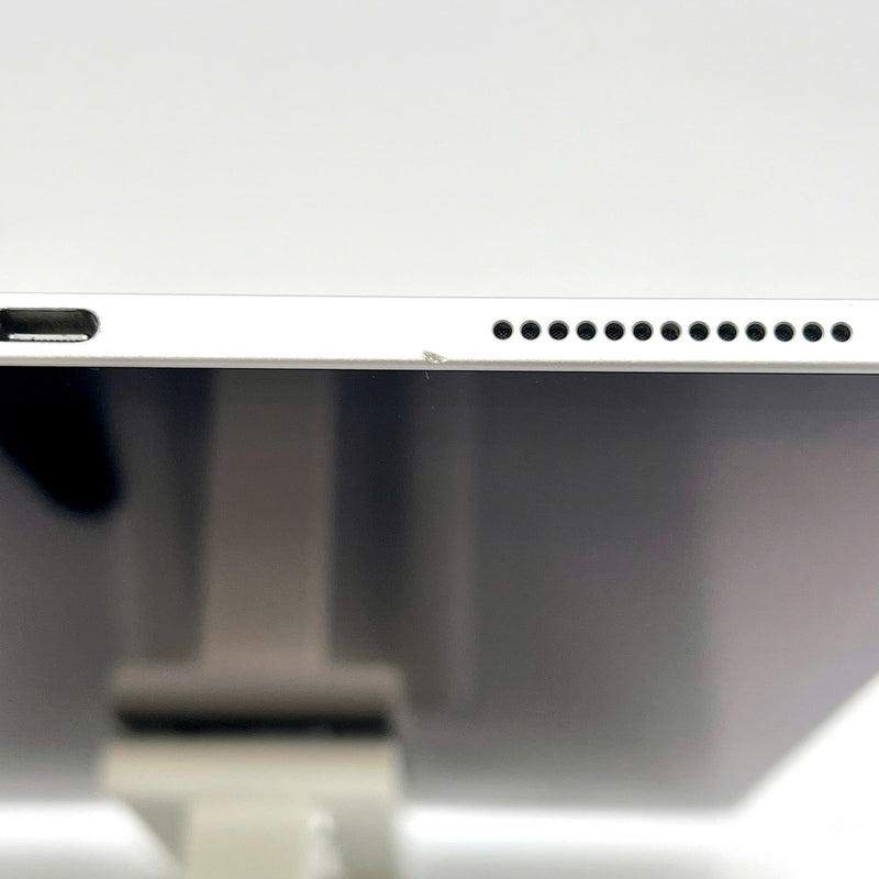 iPad Pro 2018 11in 64GB Bạc 4G + Wifi 98% pin từ 85% Quốc tế Apple (có xước - chỉ dùng sim Việt Nam)