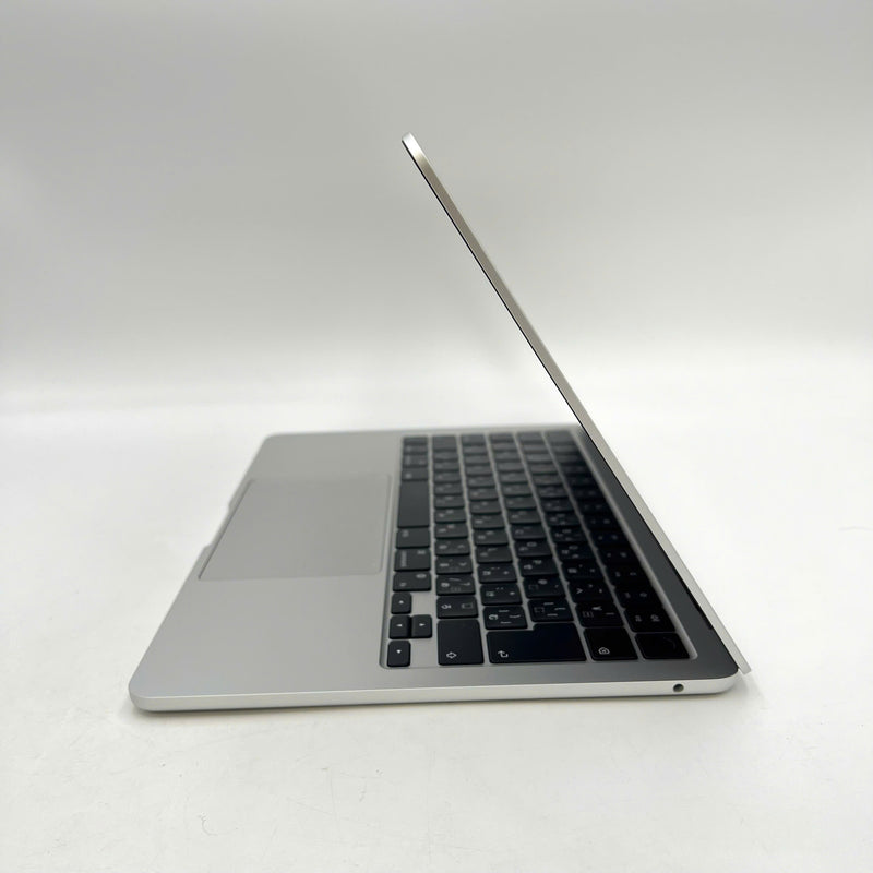 Macbook Air 2022 13.6in Bạc Apple M2/ RAM 8GB/ SSD 256GB 99% pin 100% sạc 18 lần BPTN FB