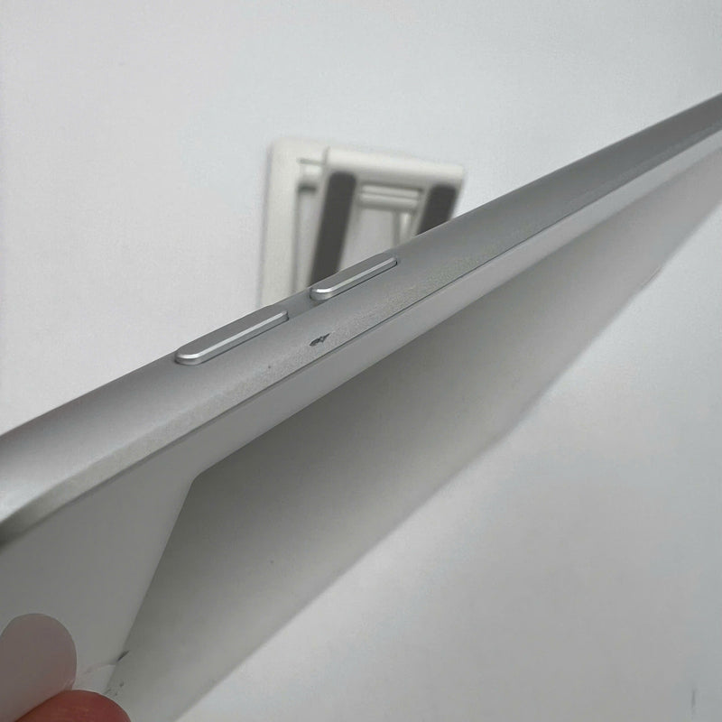iPad Gen 8 2020 10.2in 32GB Silver 4G + Wifi 98% pin từ 80% từ AU (xước mặt lưng, xước viền, bụi màn, móp viền)