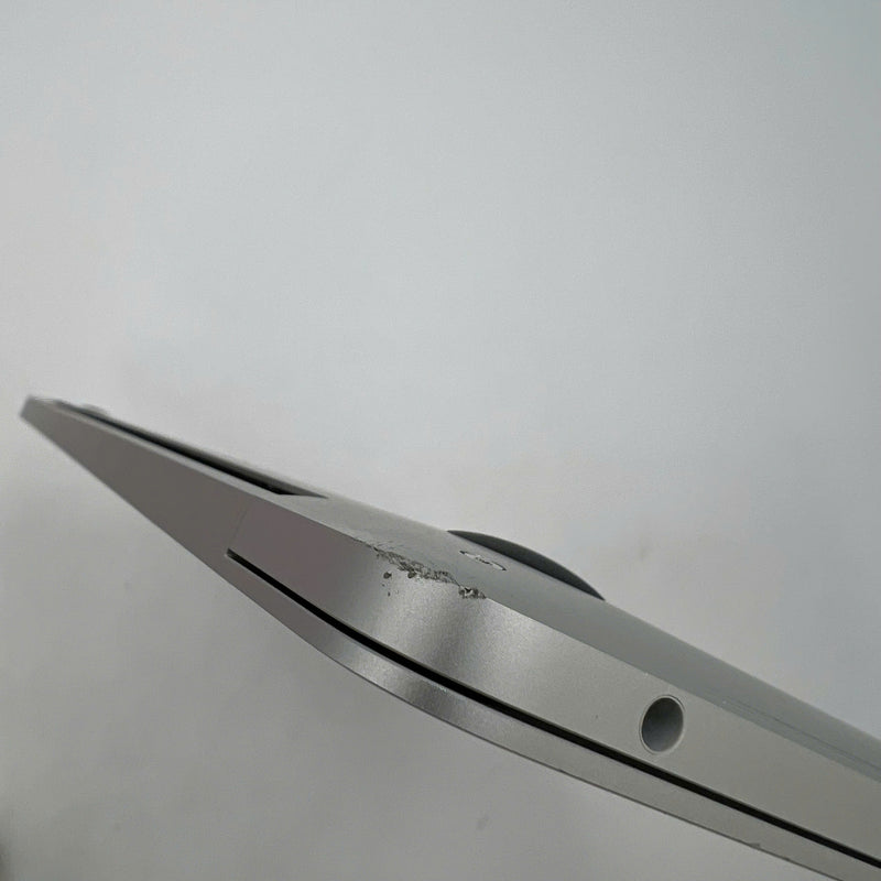 Macbook Pro 2022 13.3in Bạc Apple M2/ RAM 8GB/ SSD 256GB 98% pin 95% BPTN (sạc 18 lần - sứt viền)