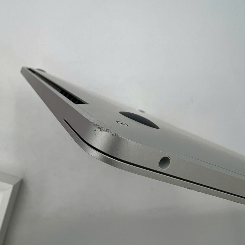 Macbook Pro 2022 13.3in Bạc Apple M2/ RAM 8GB/ SSD 256GB 98% pin 95% BPTN (sạc 18 lần - sứt viền)