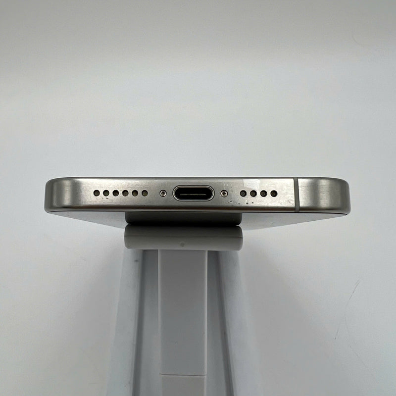iPhone 15 Pro Max 256GB Trắng 98% pin 88% Quốc tế từ SB (Không dùng sim SB - viền xước) - HH9401