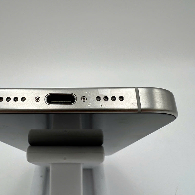 iPhone 15 Pro Max 256GB Trắng 98% pin 88% Quốc tế từ SB (Không dùng sim SB - viền xước) - HH9401