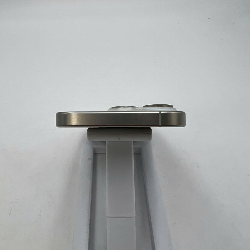 iPhone 15 Pro 128GB Trắng 98% pin 88% Máy đã trả hết tiền mạng dùng như Quốc tế Apple (đốm 0.5x) - HH9569