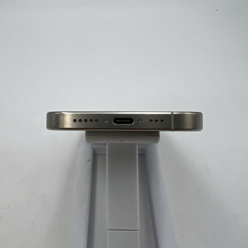 iPhone 15 Pro 128GB Trắng 98% pin 88% Máy đã trả hết tiền mạng dùng như Quốc tế Apple (đốm 0.5x) - HH9569