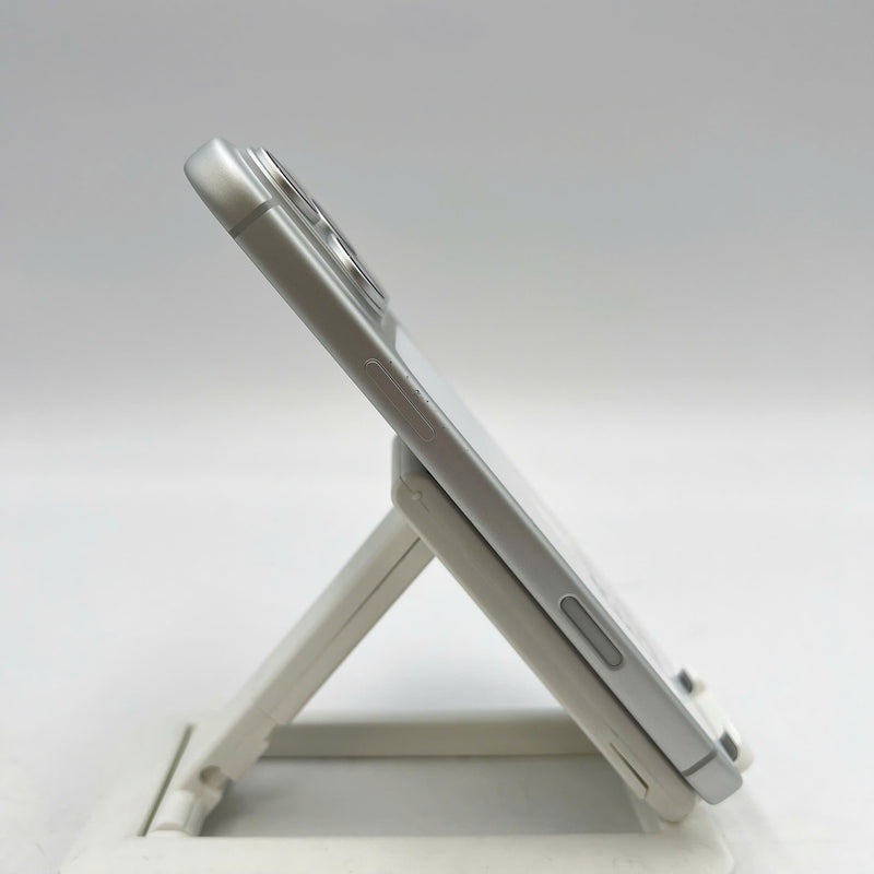 iPhone 17 Pro Max 256GB Bạc 97% pin 100% Quốc tế Apple (Sạc 3 lần, máy lỗi cam trước và cam sau, cấn vỏ chỗ camera và viền góc trên) - HH3684