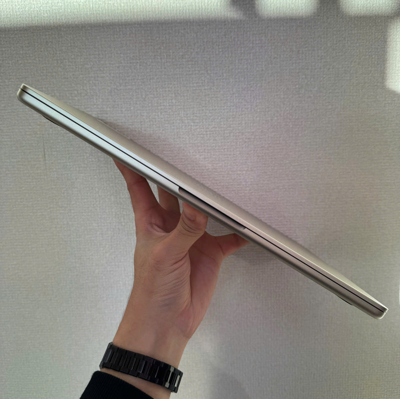 Macbook Air 2022 13.6in Trắng Apple M2/ RAM 8GB/ SSD 256GB 99% Sạc 32 lần BPTN