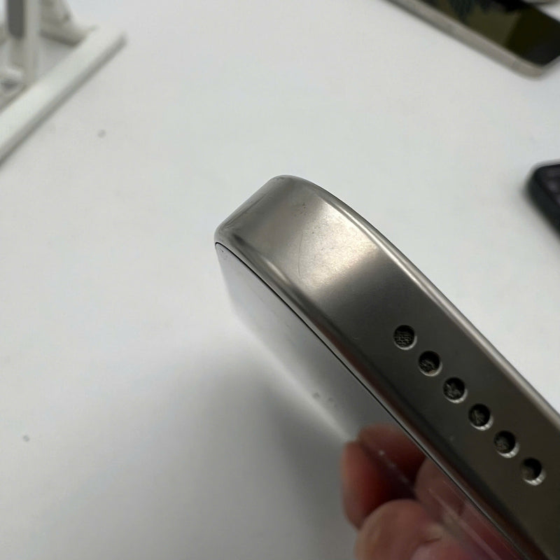 iPhone 16 Pro Max 256GB Tự Nhiên 98% pin 94% Quốc tế từ SB (Không dùng sim SB - xước viền nhẹ) - HH9791