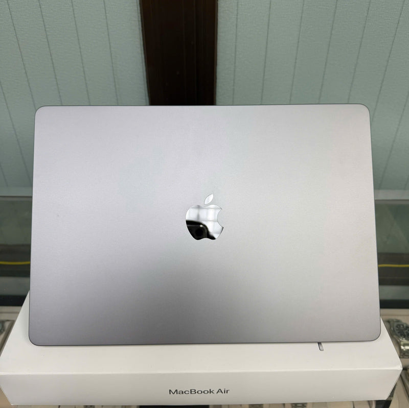 Macbook Air 2024 15.3in Đen Apple M3/ RAM 16GB/ SSD 256GB 99% pin 100% sạc 18 lần BPTN