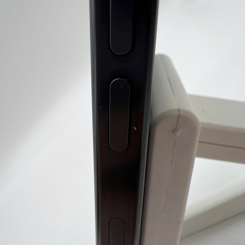 iPhone 16 Pro Max 256GB Đen 98% pin 98% Quốc Tế Apple (màn xước,viền xước,viền cam xước,KH/A máy Hàn) - HH8926