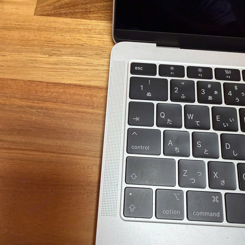 Macbook Air 2018 13.3in Bạc Intel Core i5/ RAM 8GB/ SSD 256GB 98% Sạc 154 lần BPTN