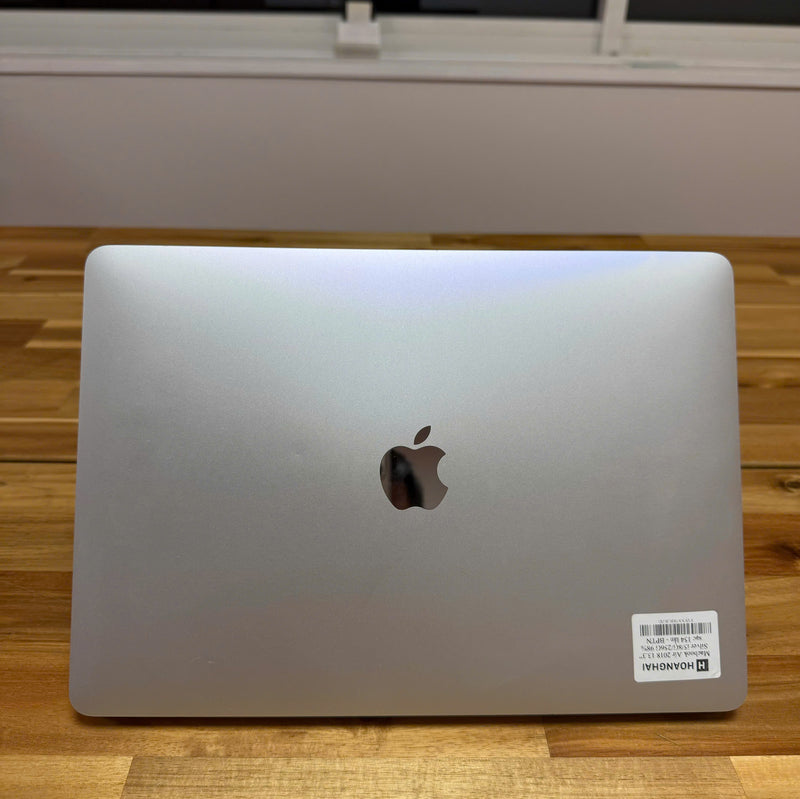 Macbook Air 2018 13.3in Bạc Intel Core i5/ RAM 8GB/ SSD 256GB 98% Sạc 154 lần BPTN