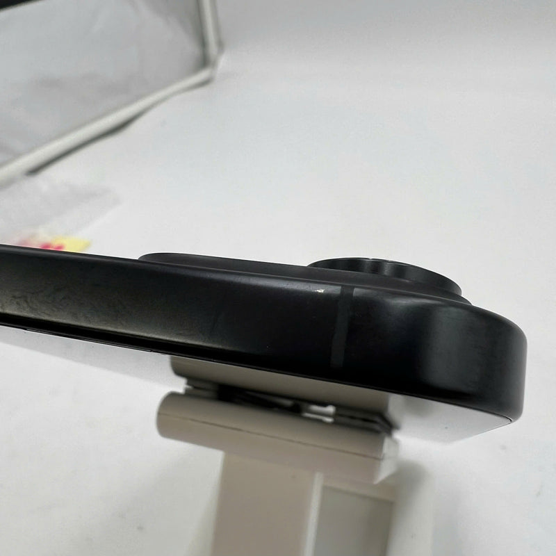 iPhone 16 Pro Max 256GB အနက်ရောင် 98% ဘက္ထရီ 100% International SB (SB မှ SIM မရှိပါ - ခြစ်ရာအစွန်းများ) - HH3946 