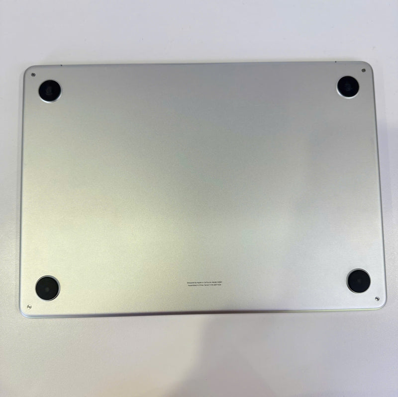 Macbook Air 2022 13.6in Bạc M2/ RAM 8GB/ SSD 256GB 99% pin 99% sạc 83 lần BPTN