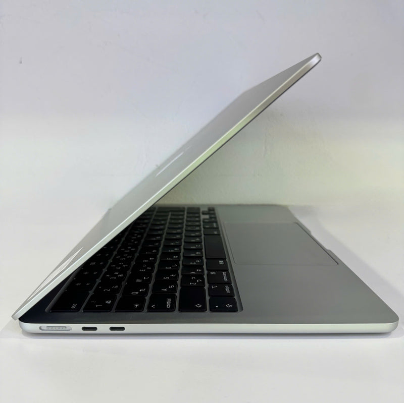 Macbook Air 2022 13.6in Bạc M2/ RAM 8GB/ SSD 256GB 99% pin 99% sạc 83 lần BPTN