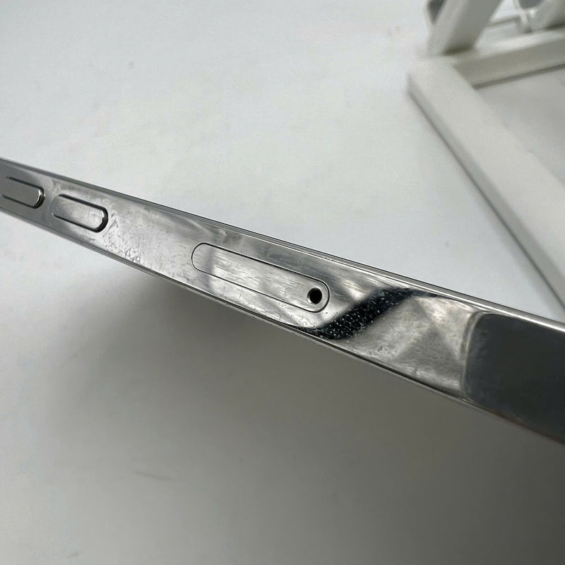 iPhone 12 Pro Max 256GB အဖြူရောင် 98% ဘက်ထရီ 87% အာမခံ စက်ပစ္စည်းသည် ကွန်ရက်အခကြေးငွေအားလုံးကို ပေးဆောင်ထားပြီး Apple International (မျက်နှာပြင် ခြစ်ရာ၊ ခြစ်ရာအစွန်းများ၊ 2.5x အစက်များ) - HH6520 