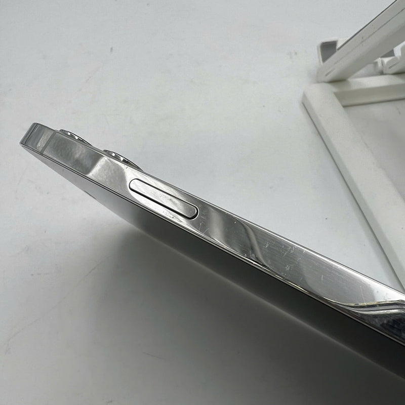 iPhone 12 Pro Max 256GB အဖြူရောင် 98% ဘက်ထရီ 87% အာမခံ စက်ပစ္စည်းသည် ကွန်ရက်အခကြေးငွေအားလုံးကို ပေးဆောင်ထားပြီး Apple International (မျက်နှာပြင် ခြစ်ရာ၊ ခြစ်ရာအစွန်းများ၊ 2.5x အစက်များ) - HH6520 