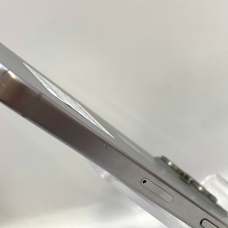 iPhone 15 Pro Max 256GB သဘာဝ 97% ဘက်ထရီ 87% Apple International (စခရင် ခြစ်ရာ၊ အစွန်း) - HH9594 