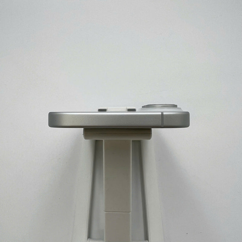 iPhone 16 128GB အဖြူရောင် 99% ဘက်ထရီ 100% နိုင်ငံတကာ DCM (DCM ဆင်းမ်မပါ - လိမ္မော်ရောင် အစွန်းများ) - HH1049 