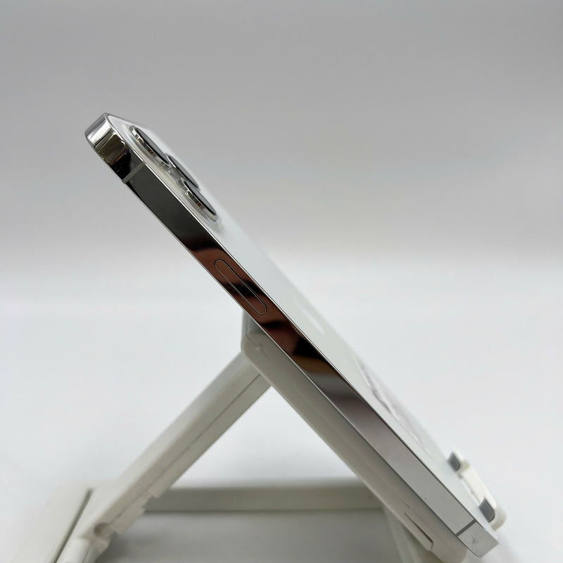 iPhone 12 Pro Max 128GB အဖြူရောင် 98% ဘက်ထရီ 89% အာမခံ စက်ပစ္စည်းသည် ကွန်ရက်အခကြေးငွေအားလုံးကို ပေးဆောင်ထားပြီး Apple International (မျက်နှာပြင် ခြစ်ရာ၊ ခြစ်ရာအစွန်းများ) - HH2264 