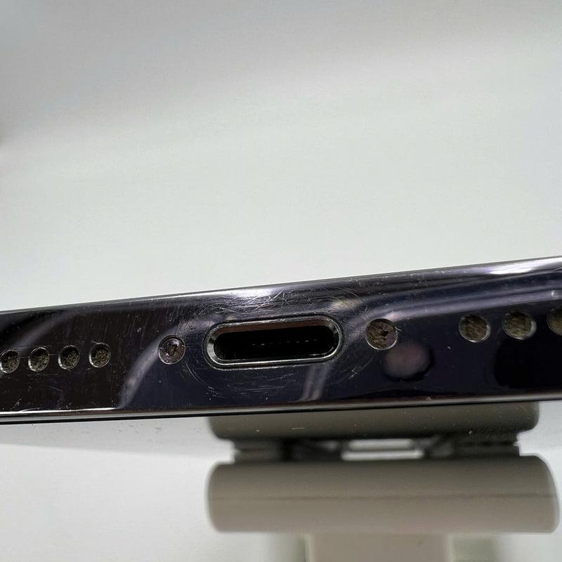 iPhone 14 Pro 128GB ငွေရောင် 98% ဘက္ထရီ 85% International SB (SB မှ SIM မရှိပါ - အစားထိုး ဘက်ထရီ - အစွန်းတွင် ခြစ်ရာများ၊ 0.5x/3x အစက်များ) - HH3747 