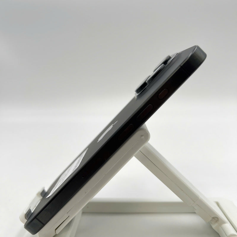 iPhone 15 Pro 128GB အနက်ရောင် 98% ဘက်ထရီ 88% နိုင်ငံတကာ SB (SB မှ ဆင်းမ်ကဒ်မရှိပါ - 0.5x အစက်အပြောက်များ၊ အစွန်းများ၊ ခြစ်ရာများ) - HH7283 